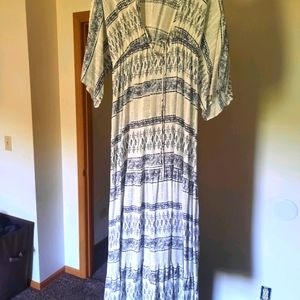 Maxi dress from Vici never worn fits like a medium